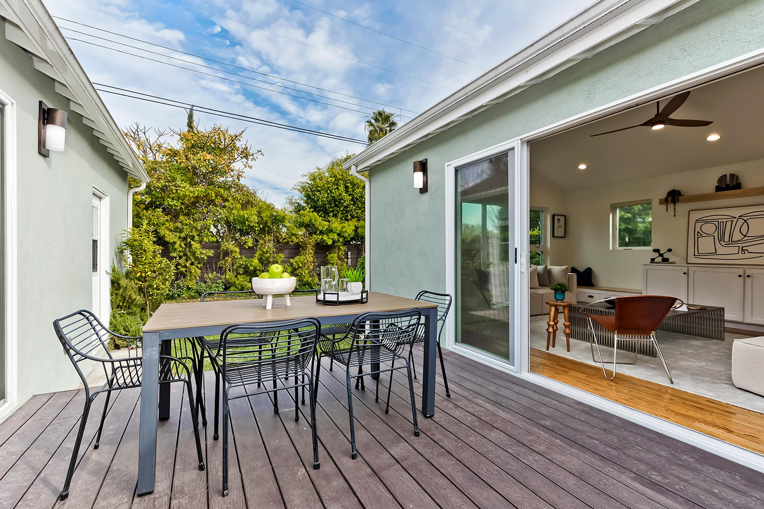 Outdoor dining deck