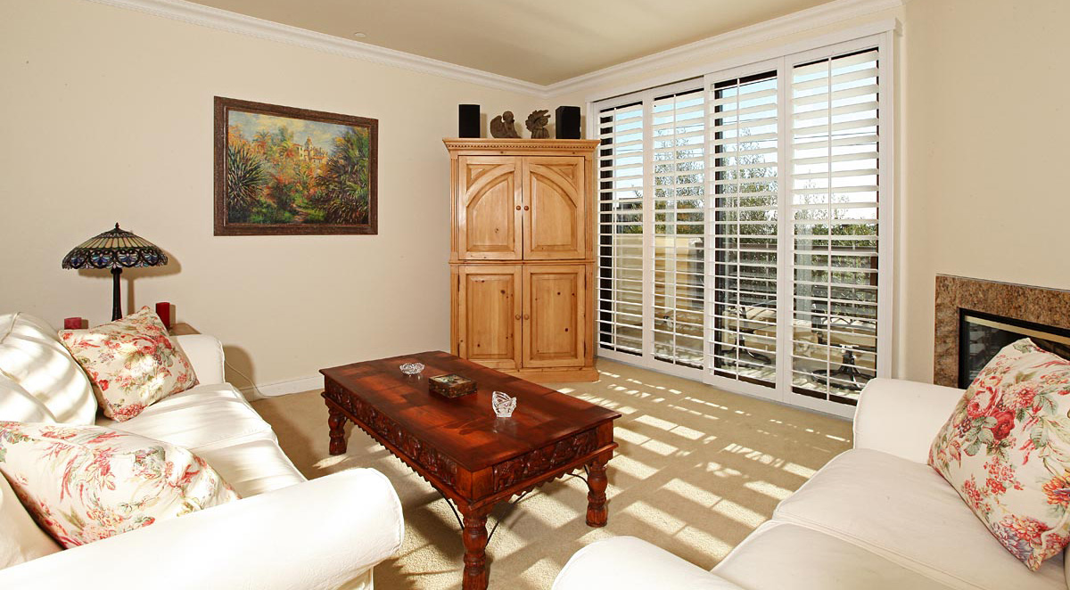 Living Room / Balcony