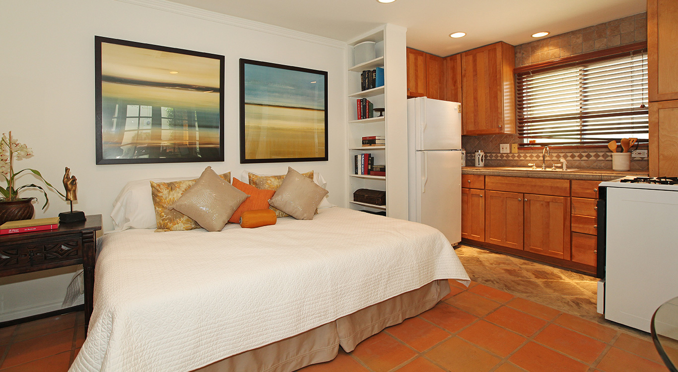 Guest House Bed / Kitchen