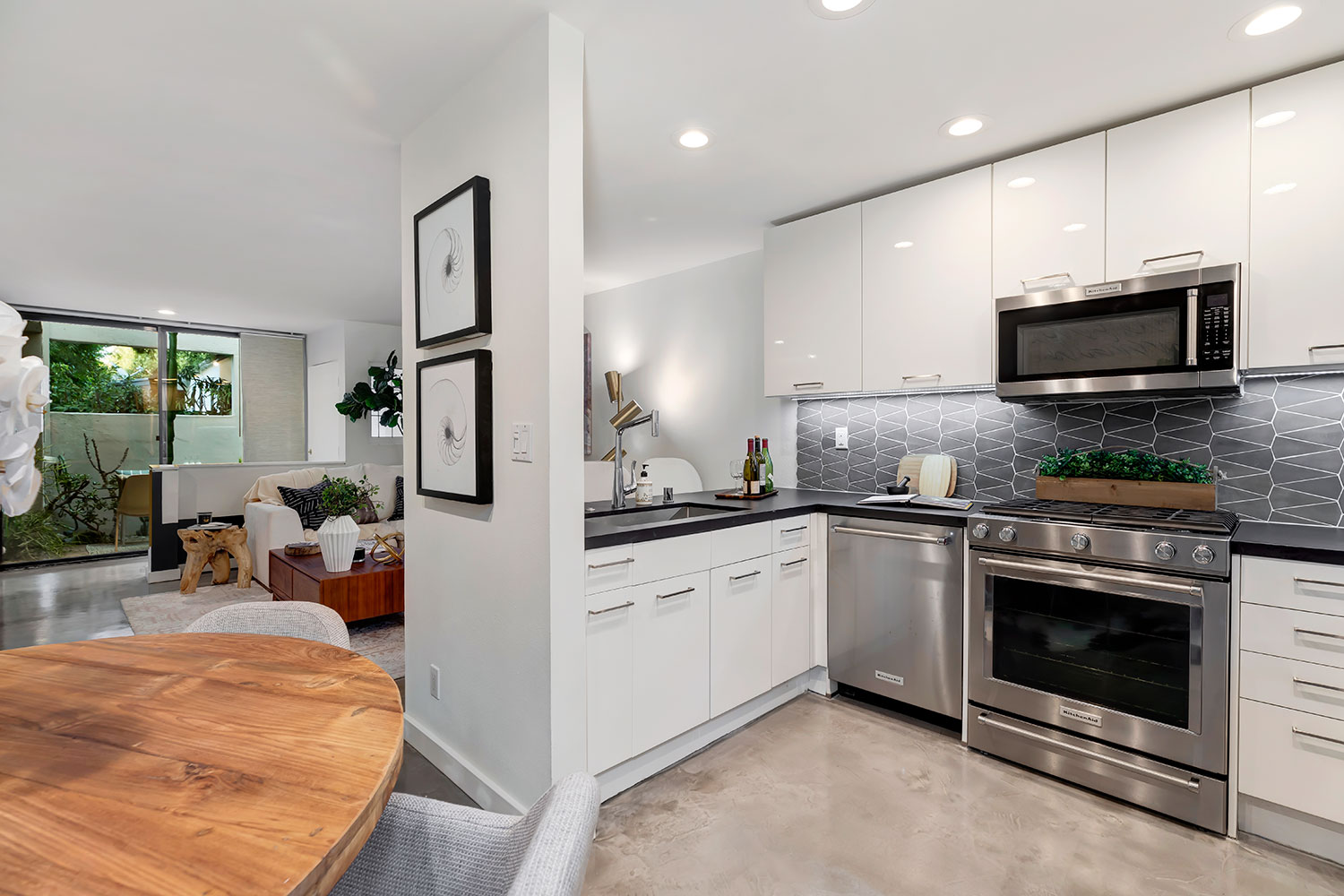 1017 Pearl Street,SANTA MONICA,California,90405,2 Bedrooms Bedrooms,2 BathroomsBathrooms,Condominium,Pearl Street,1061