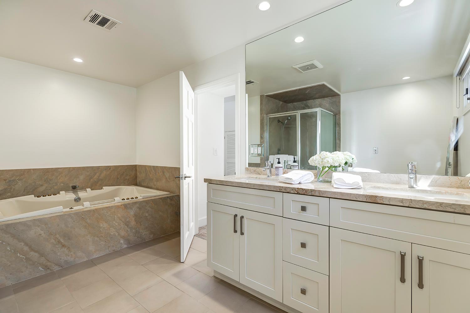 128 Georgina Avenue,Santa Monica,90402,2 Bedrooms Bedrooms,2 BathroomsBathrooms,Condominium,Georgina Avenue,1062